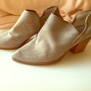 Seychelles Suede Light Gray Booties 8.5