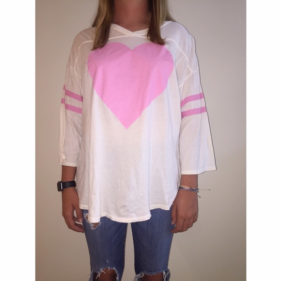 WILDFOX OVERSIZED HEART TEE - Picture 2 of 5