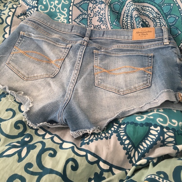 Abercrombie & Fitch light wash shorts - Picture 2 of 3