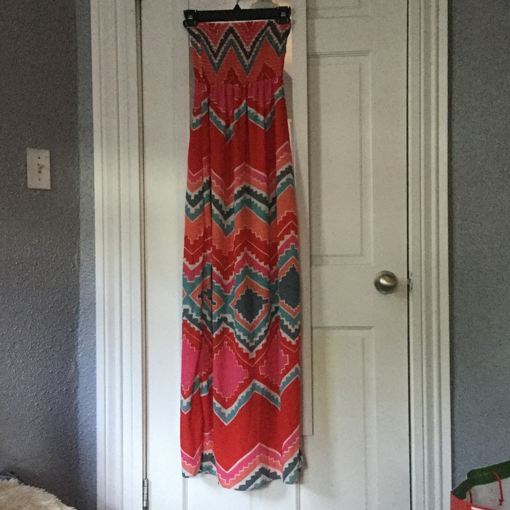 Strapless maxi with slit up right leg