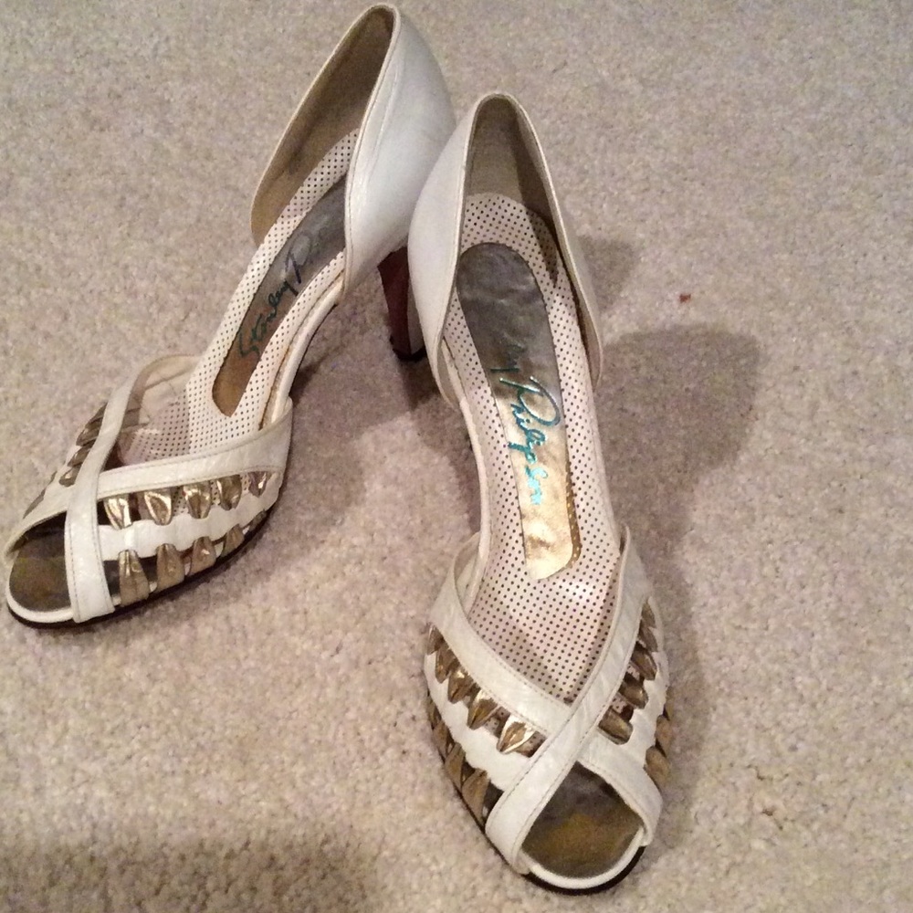 🔥White and gold leather peep-toes🔥