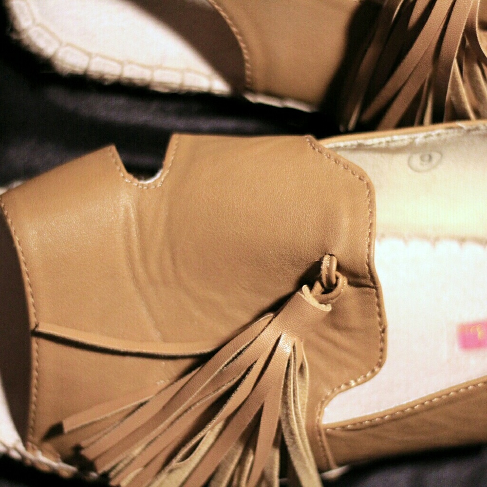 Open toe sandal with tassle
