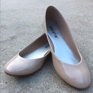 Adorable Tan Nude Flats Size 7