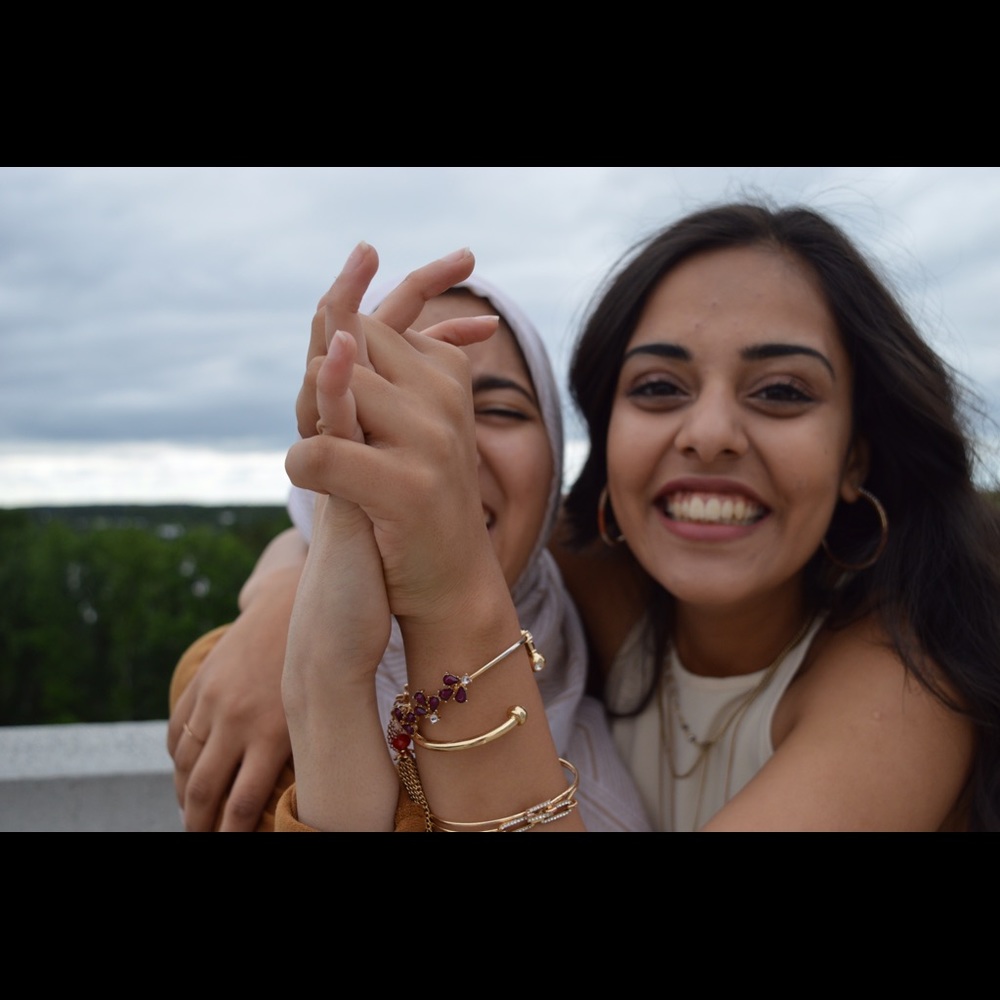 Meet your Posher, Izza