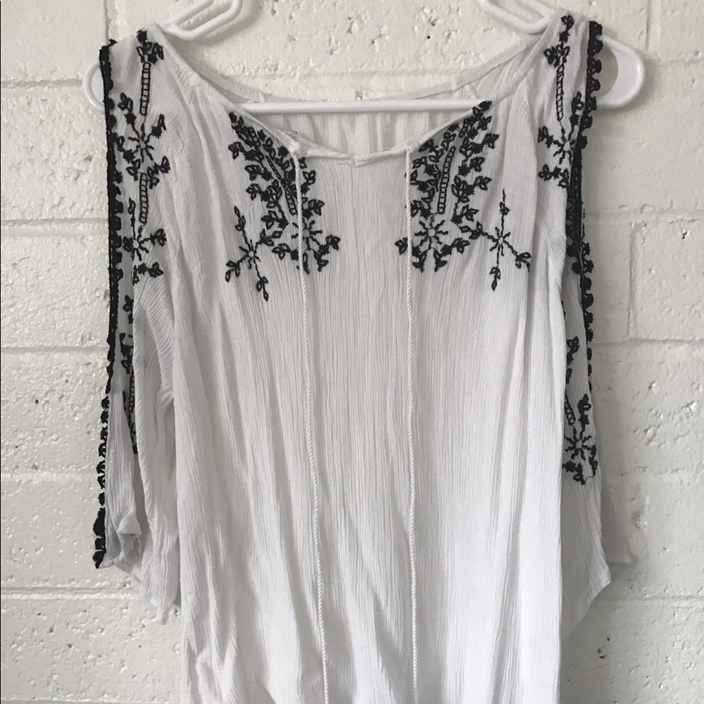 💔SOLD💔 Open quarter sleeve embroidered top