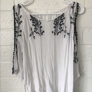 💔SOLD💔 Open quarter sleeve embroidered top