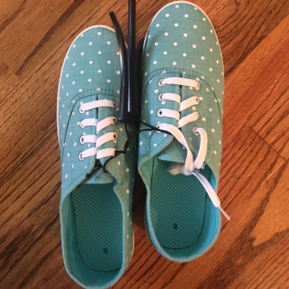 Canvas tennis shoe