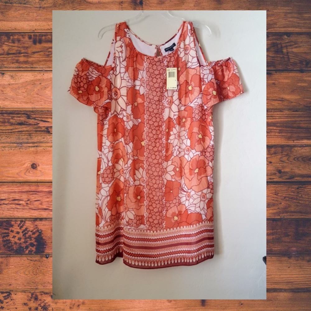Gorgeous NWT flowy cold shoulder dress
