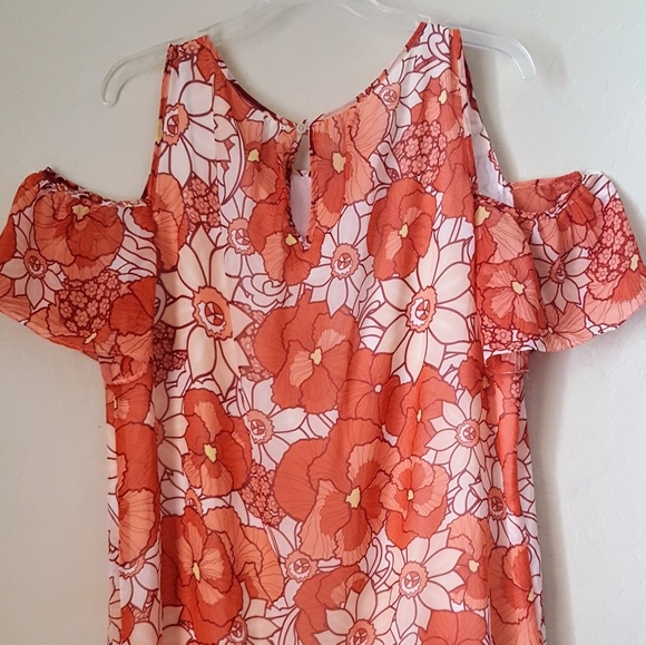 Gorgeous NWT flowy cold shoulder dress - Picture 4 of 4