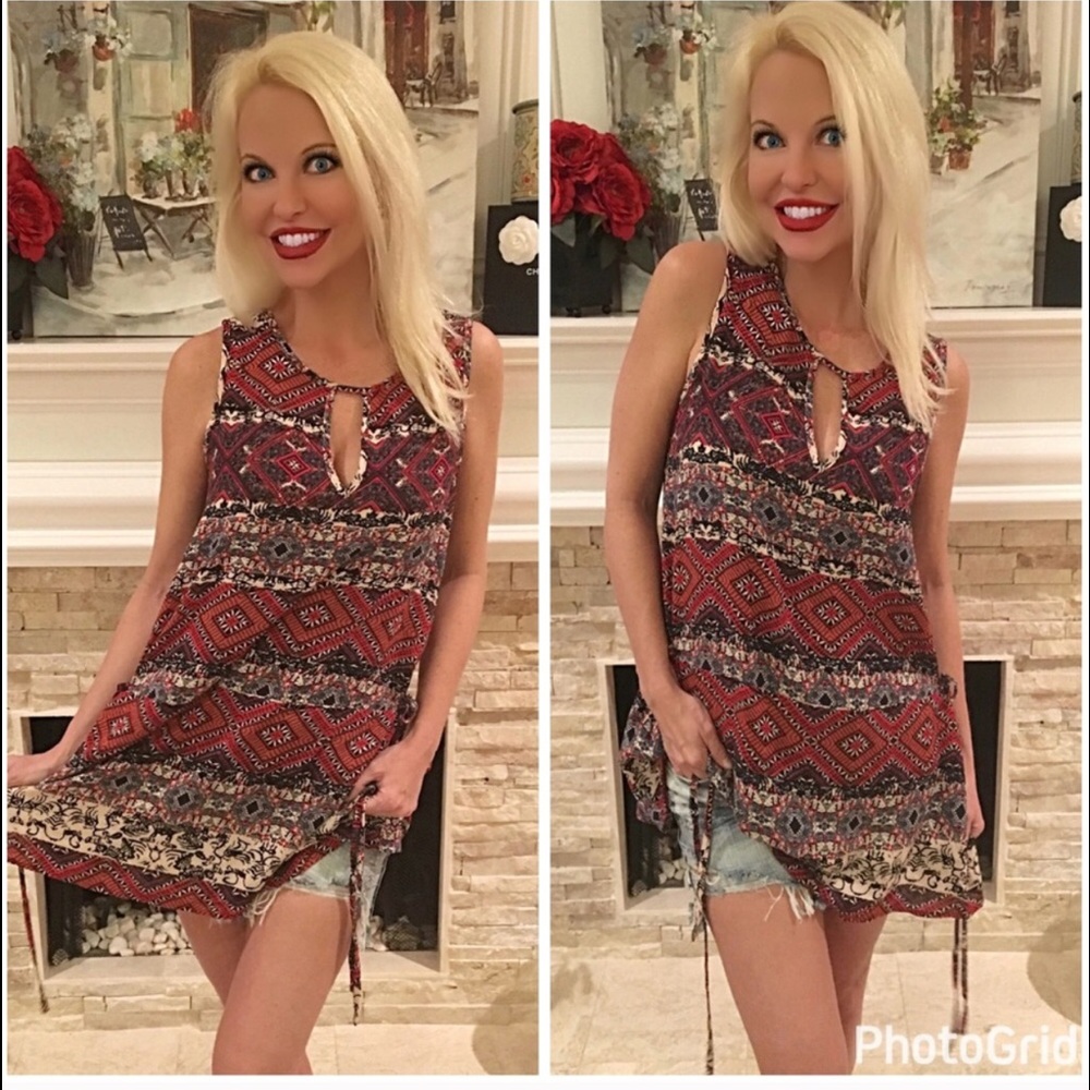 Sleeveless keyhole top side tunic