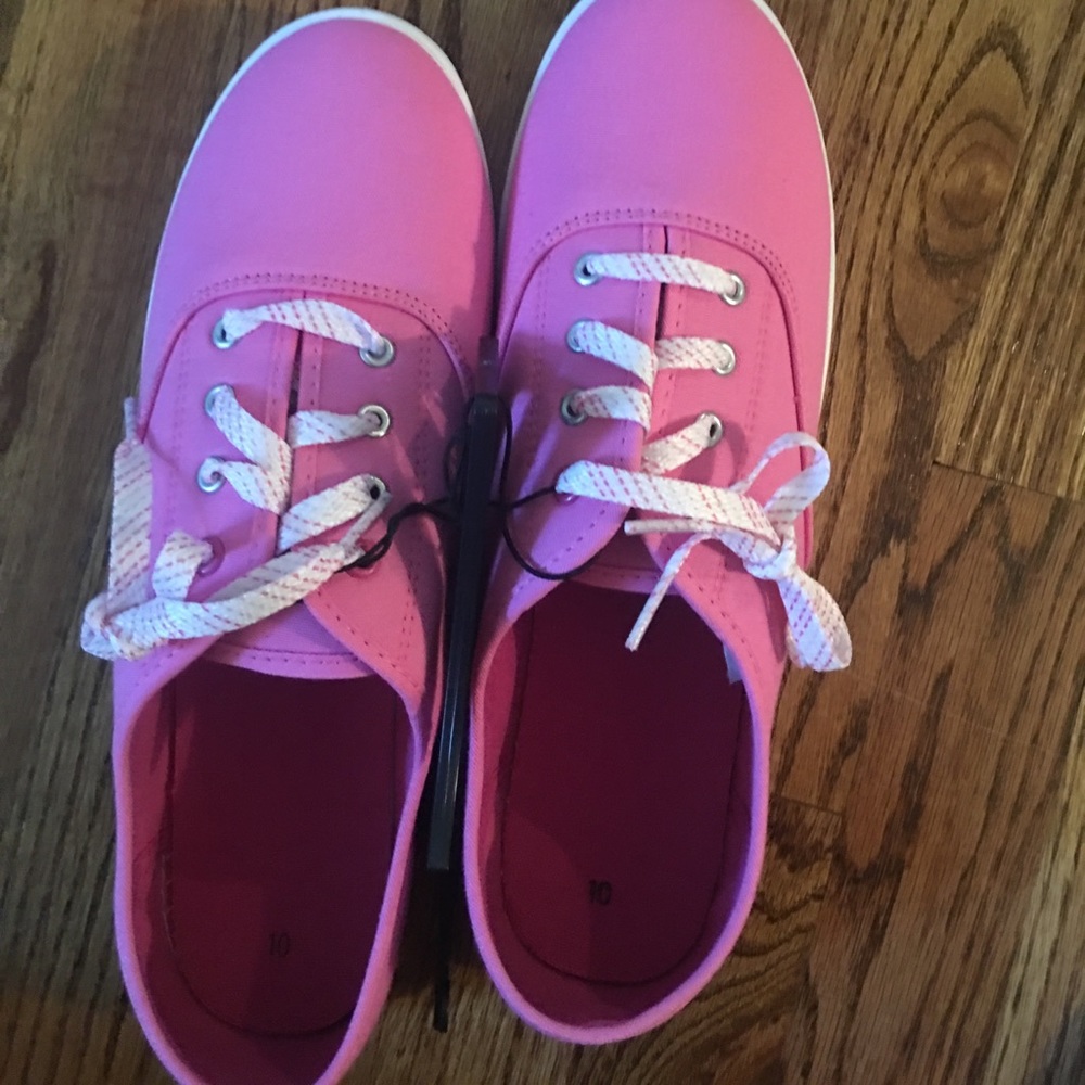 Canvas tennis shoe