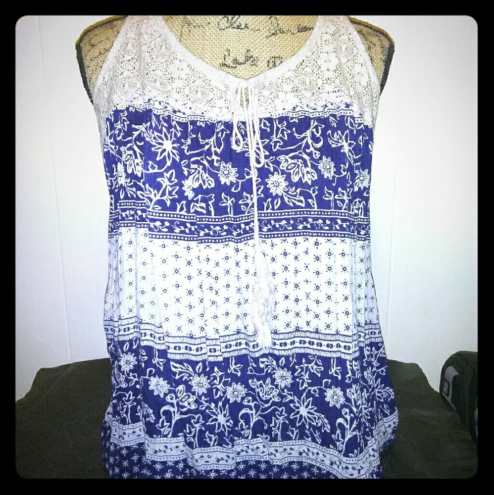 Sleeveless flower pattern lace flowing shirt