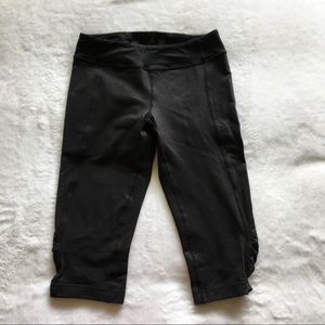 Lululemon cropped black workout pants.
