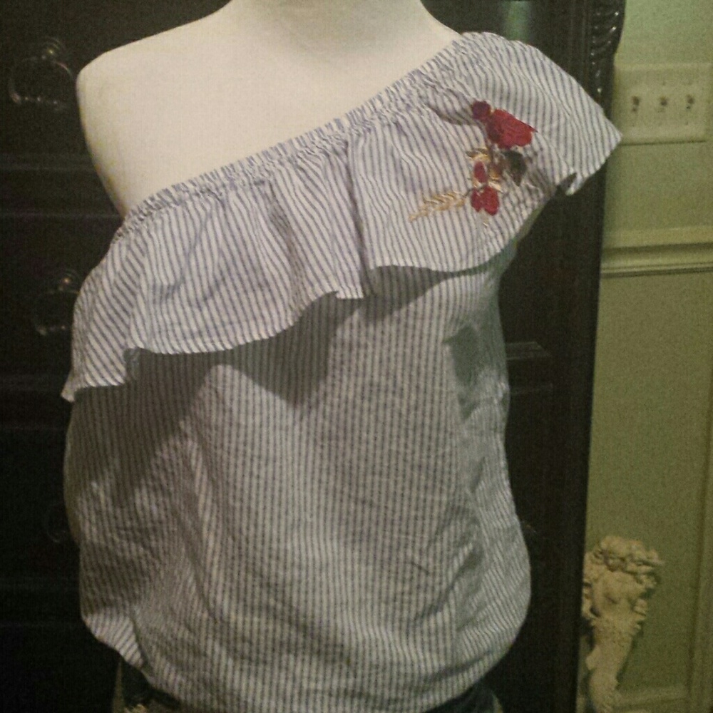 NWOT. Live 4 Truth One Shoulder Top. Size Small - Picture 2 of 8