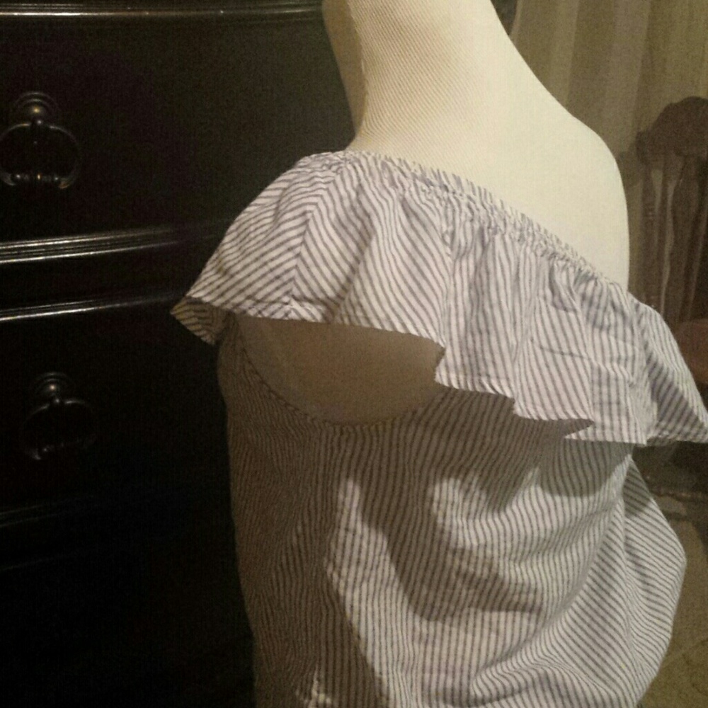 NWOT. Live 4 Truth One Shoulder Top. Size Small - Picture 6 of 8