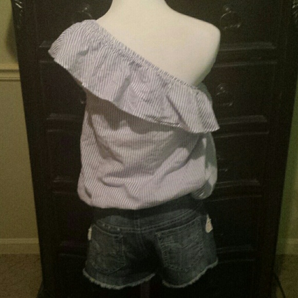 NWOT. Live 4 Truth One Shoulder Top. Size Small - Picture 4 of 8