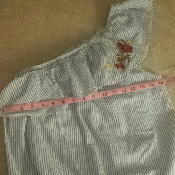 NWOT. Live 4 Truth One Shoulder Top. Size Small - Picture 8 of 8