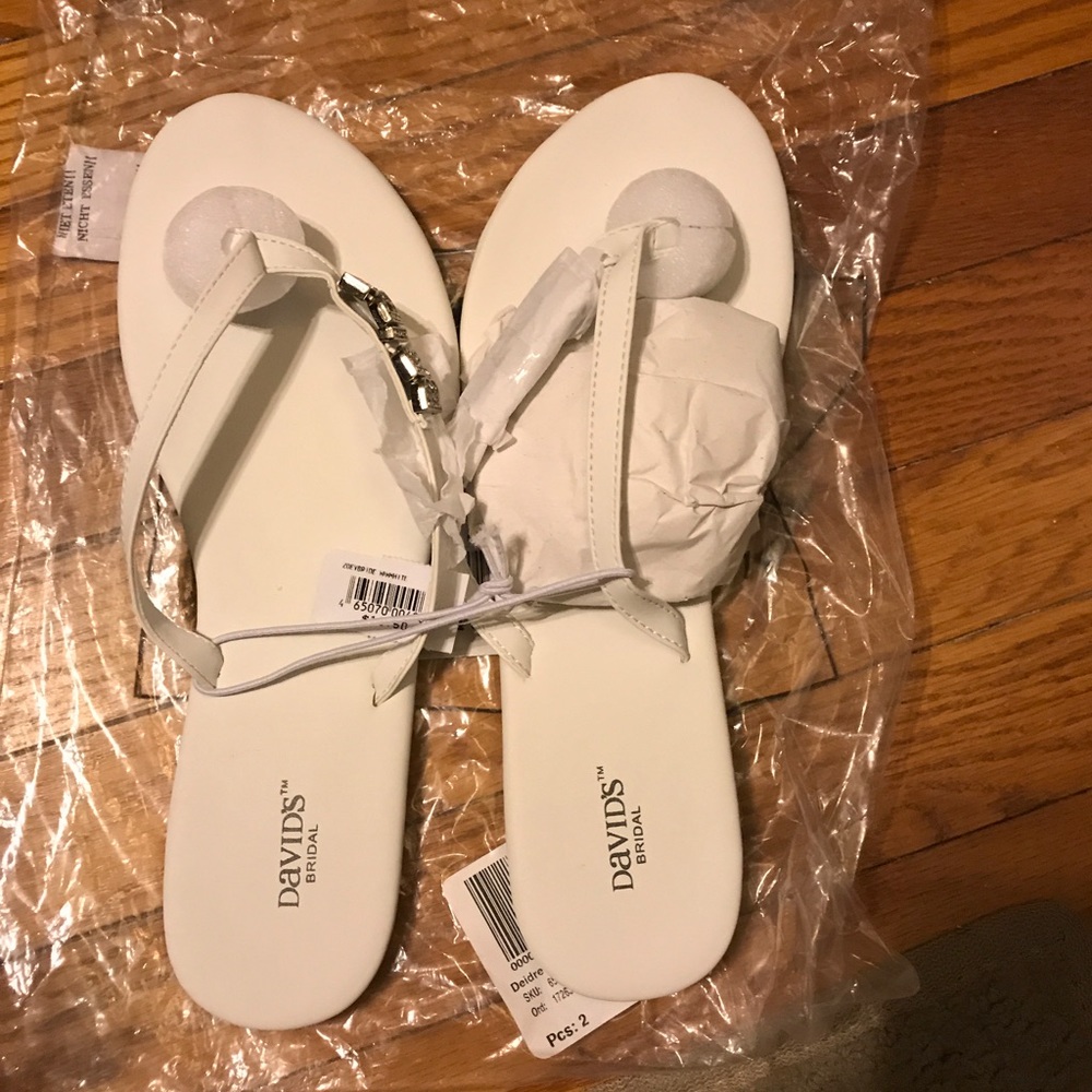 🚫SOLD ON Ⓜ️ERC🚫NWT White Flip Flops - Bride