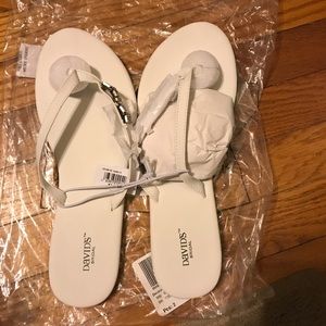 🚫SOLD ON Ⓜ️ERC🚫NWT White Flip Flops - Bride