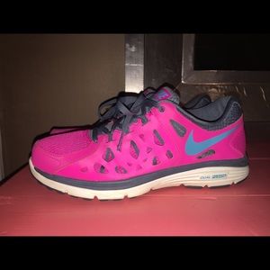 Nike Tennis Shoes