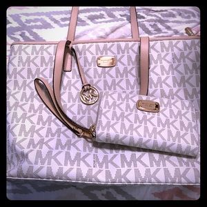 White Michael Kors tote with matching wallet