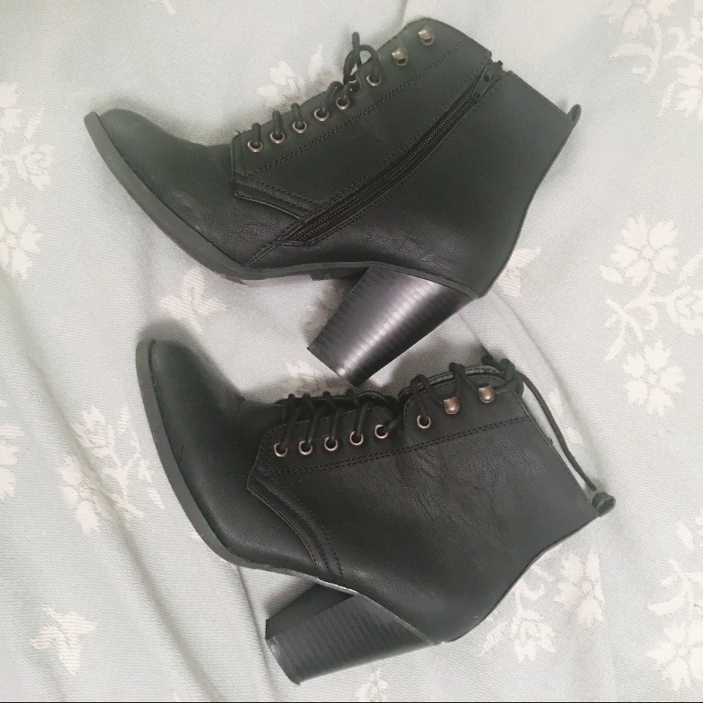 Stylish combat boots with heel 💕