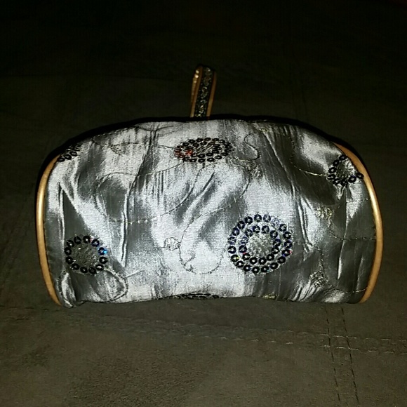 NWOT!!! Gorgeous triangular evening bag! - Picture 2 of 4