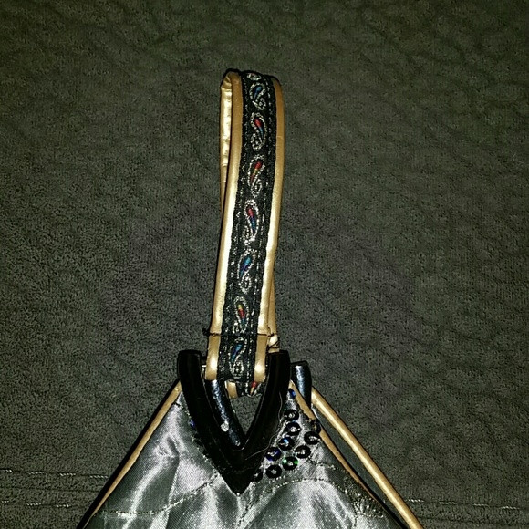 NWOT!!! Gorgeous triangular evening bag! - Picture 3 of 4