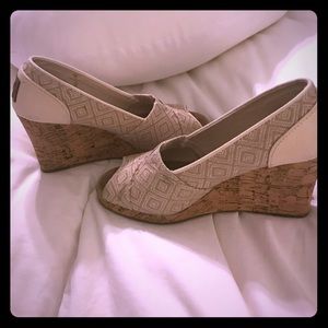 Toms cream pattern wedges