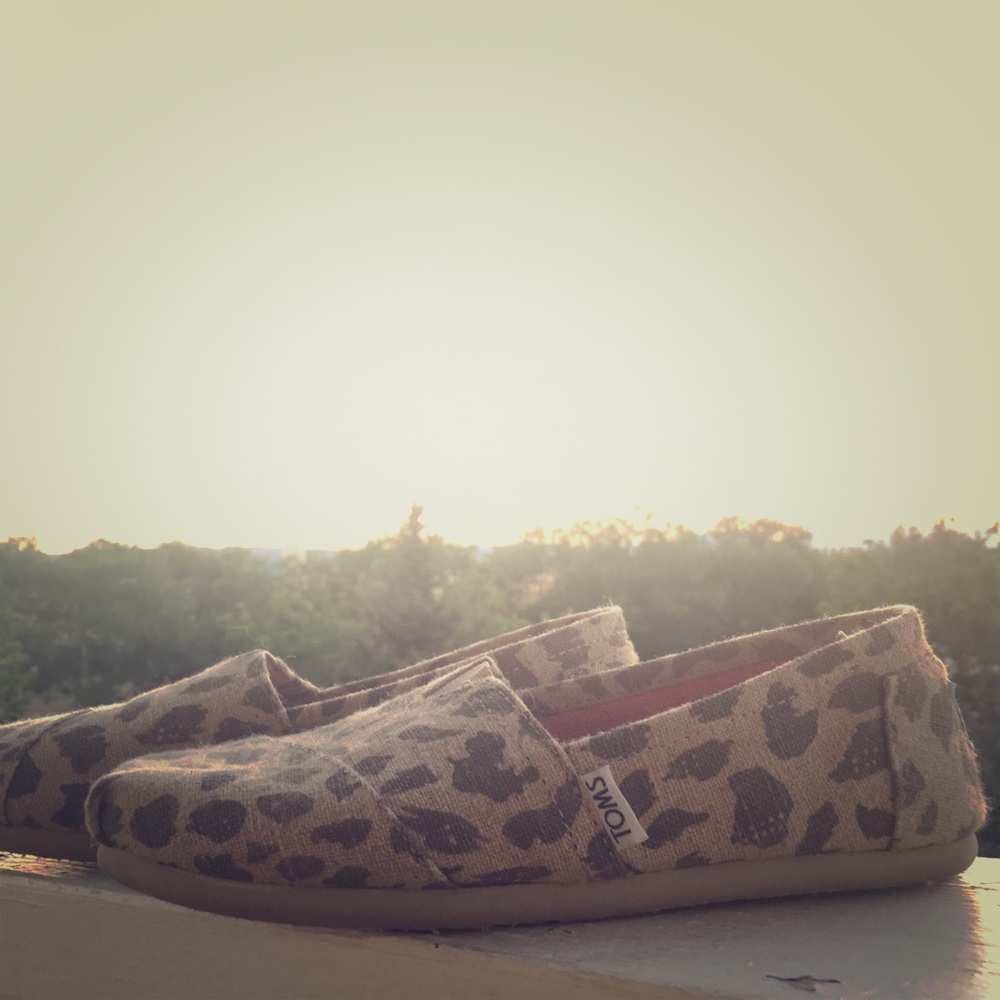 Leopard Vegan classic TOMS slip ons
