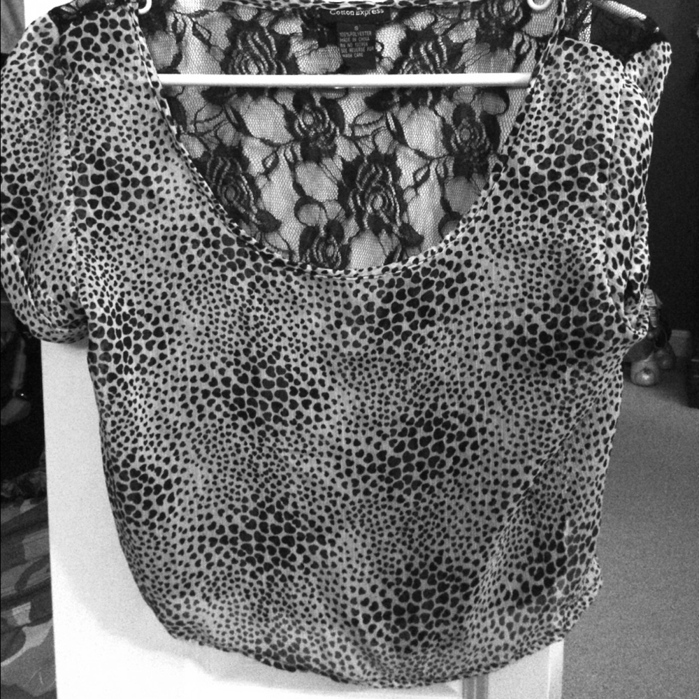 Pattern top with black lacy back