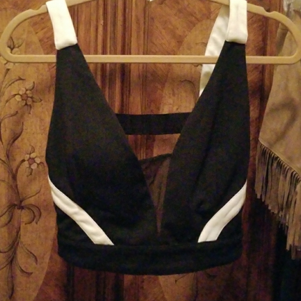 Crop top black and white