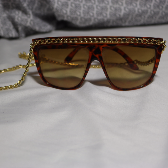 CHEETAH PRINT SUNGLASSES WITH HANGING CHAIN - Picture 1 of 4