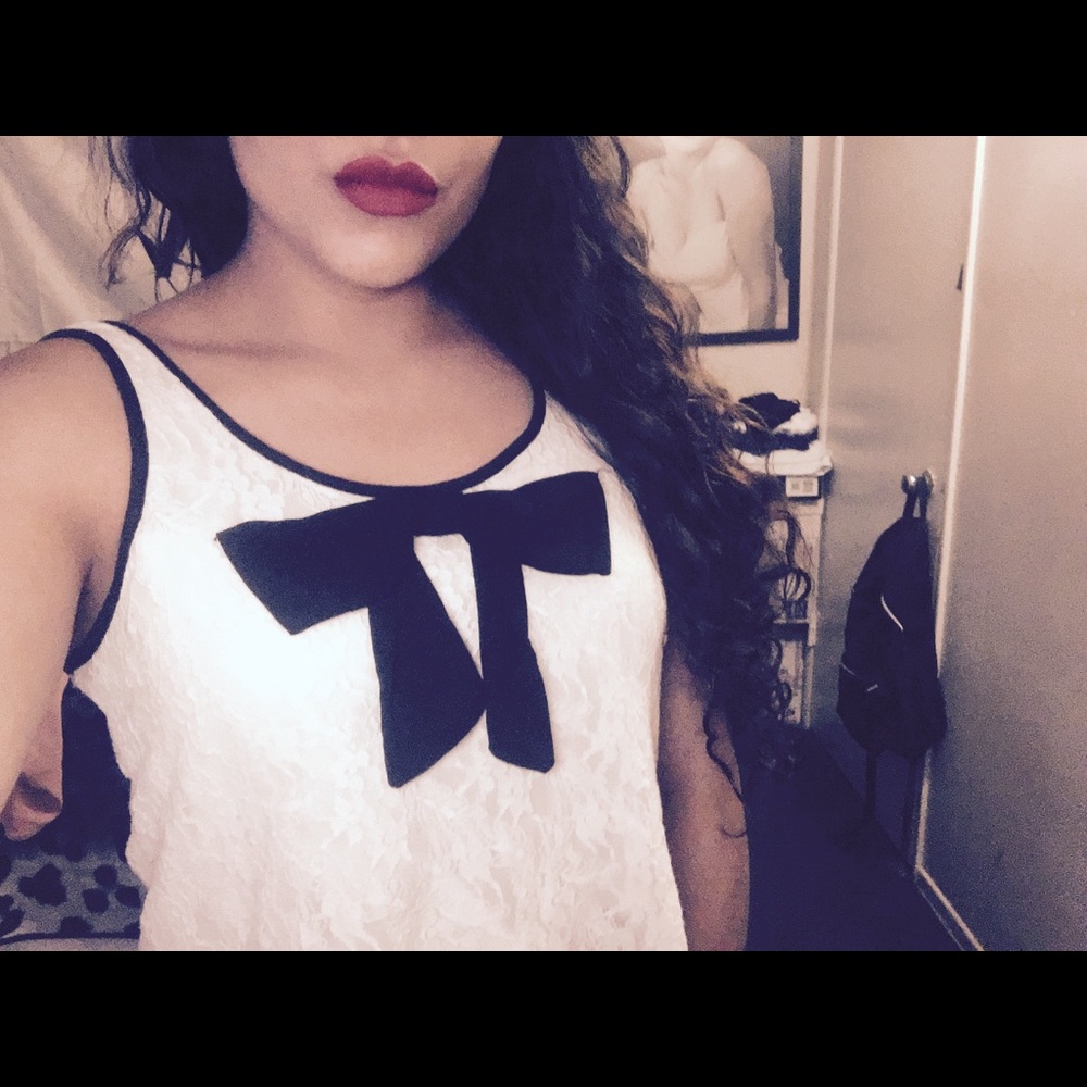 White Crochet Top w/ Black Bow 🎀
