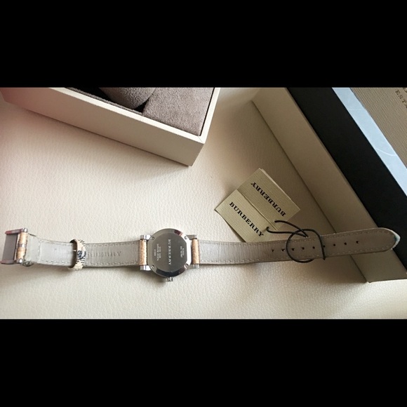Sold locally 💯% Authentic Burberry Watch - Picture 5 of 6