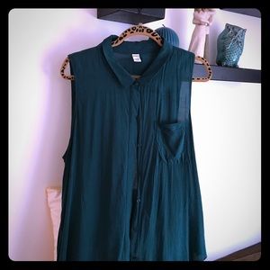 Beautiful emerald green flowing top! 🌺