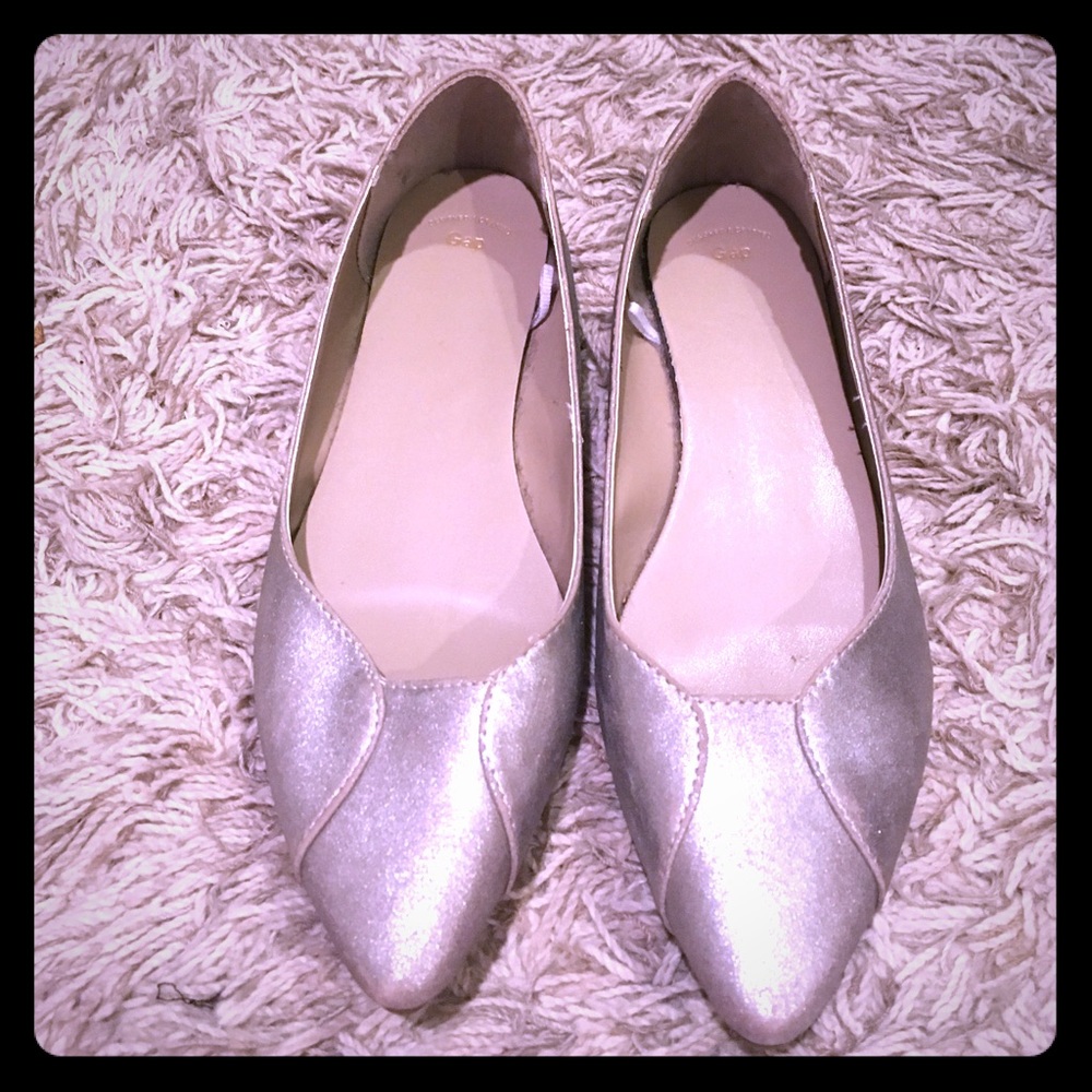 NWOT silver Gap flats