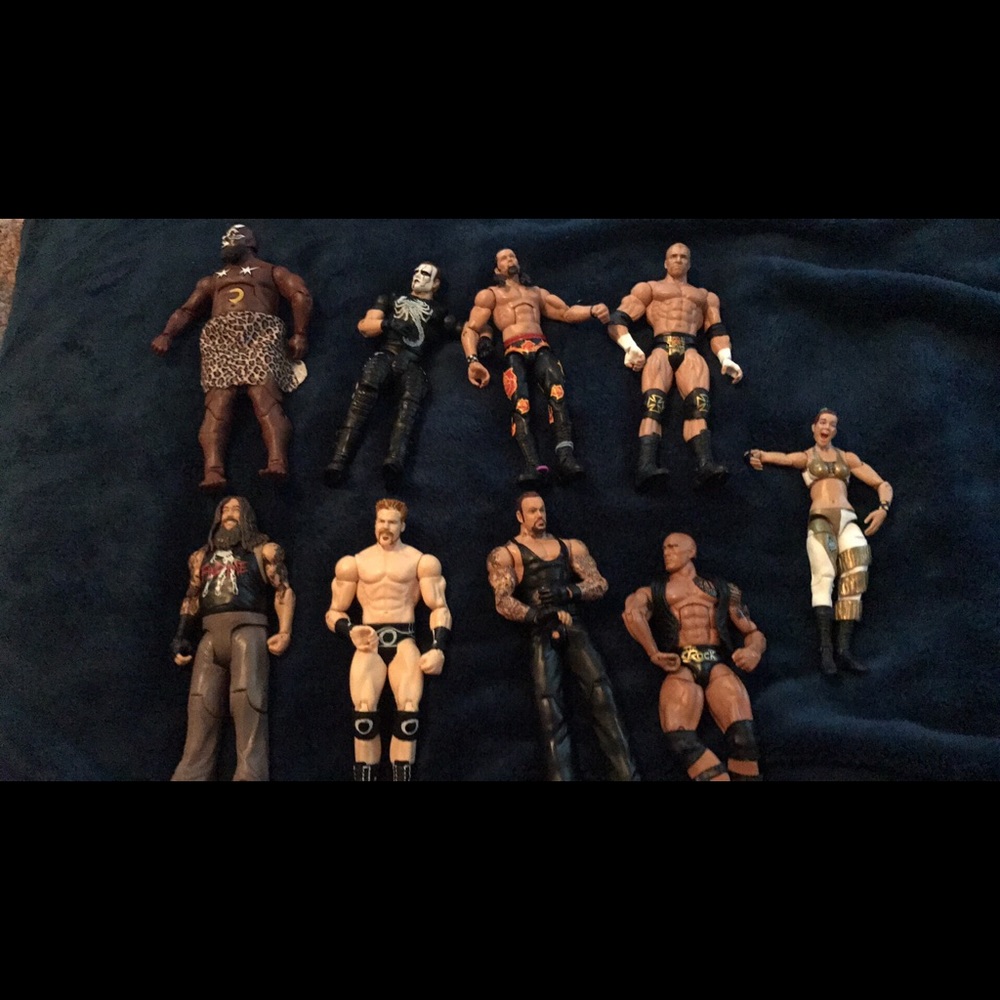 34 WWE figures, accessories and breakaway ring