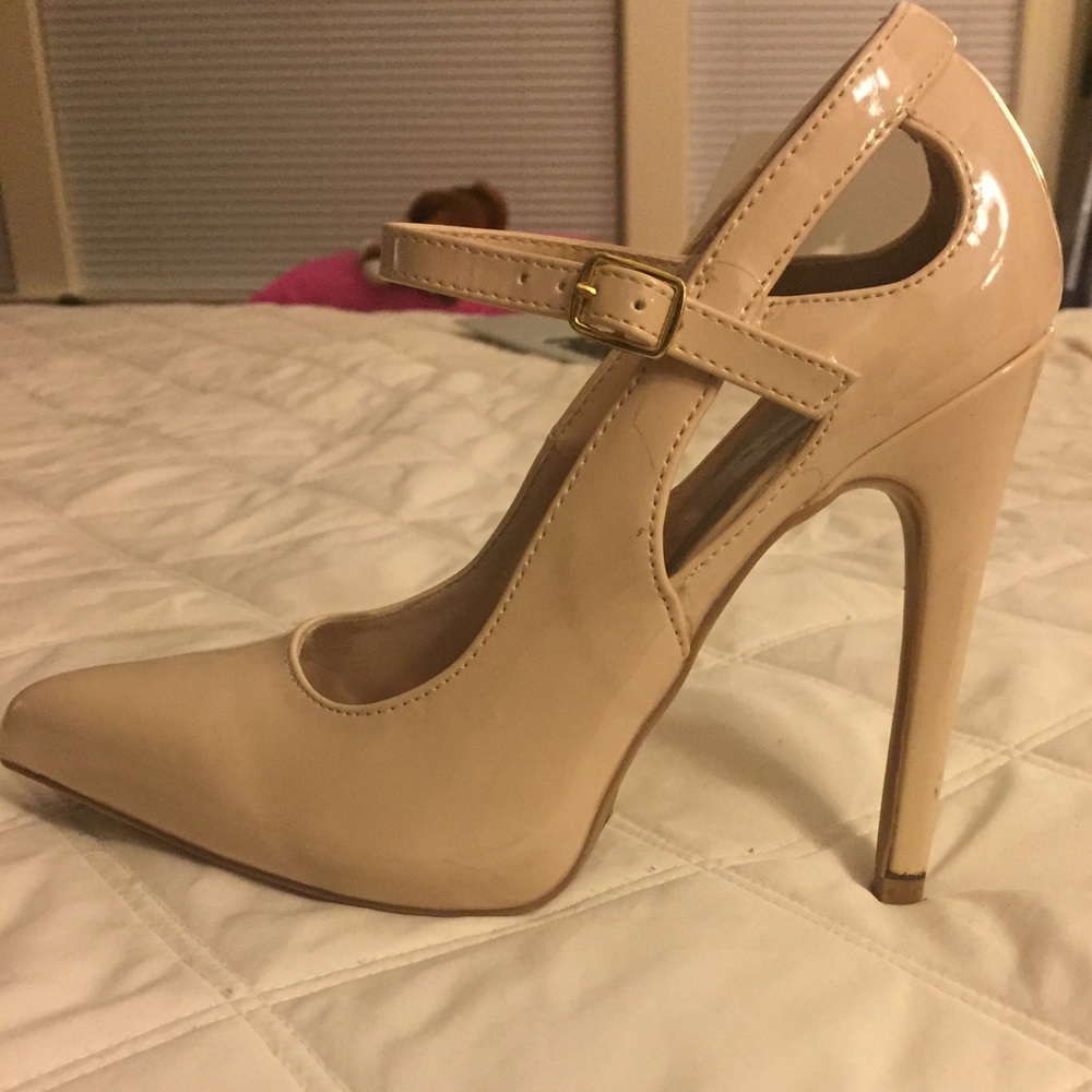 Size 7 cute formal nude heels!!
