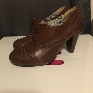 Oxford style pumps