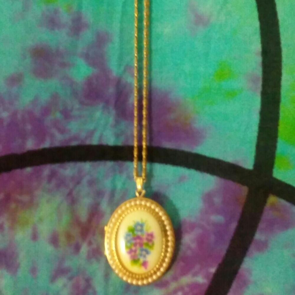 *****Vintage Avon locket necklace*****