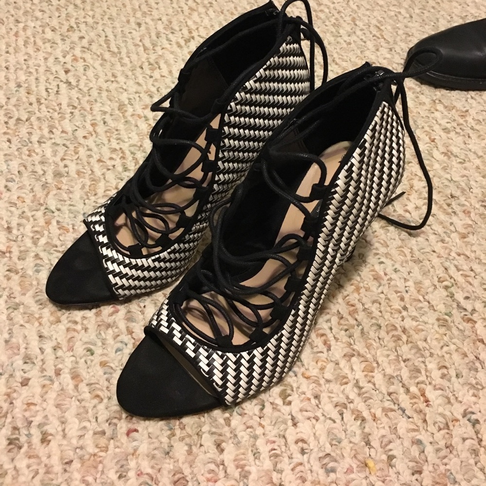 Zara woven laced heels sz37