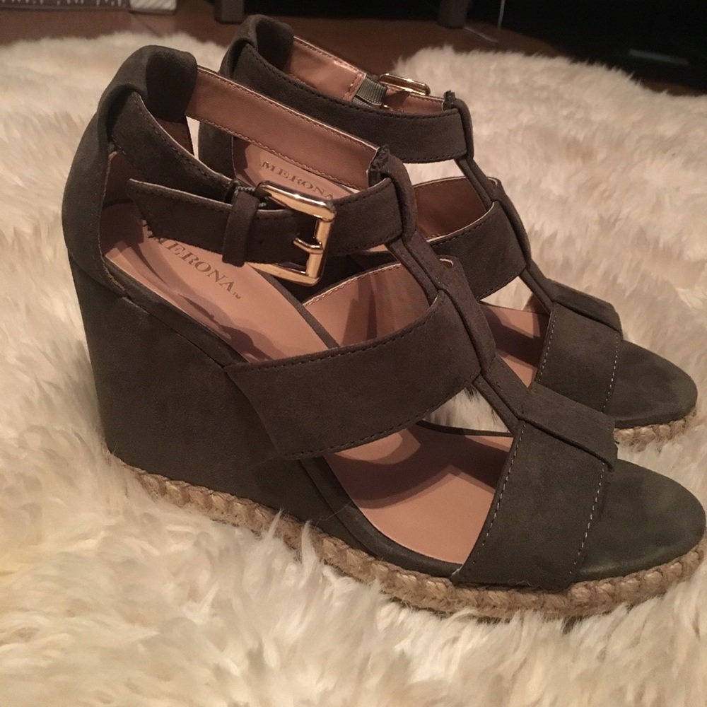 ⭐️ SOLD ⭐️ Army green suede wedge heels