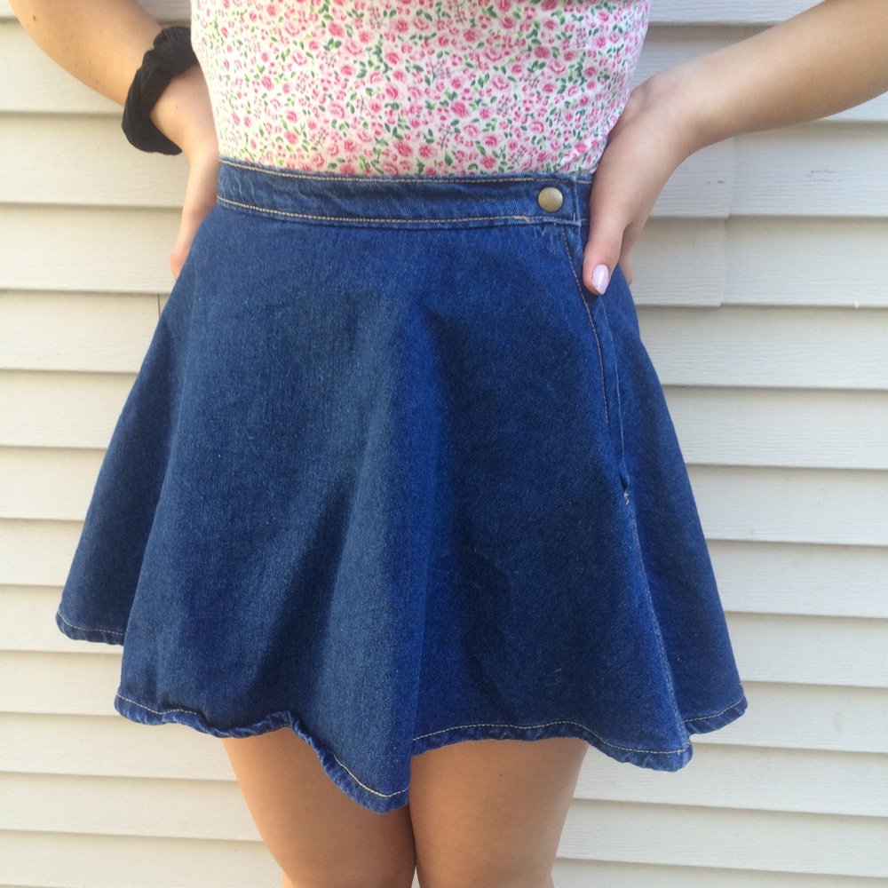 American Apparel crop top & light wash denim skirt - Picture 2 of 2