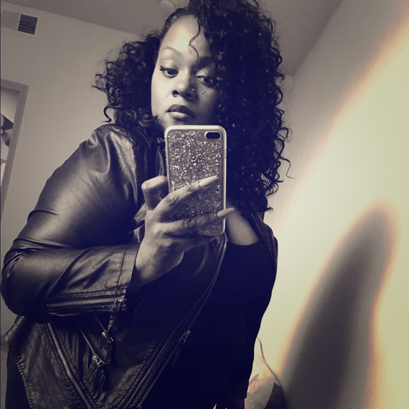 Poshmark Seller 😘 - Picture 1 of 1