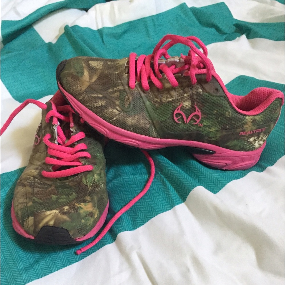 Girls size 3 REALTREE tennis shoes.