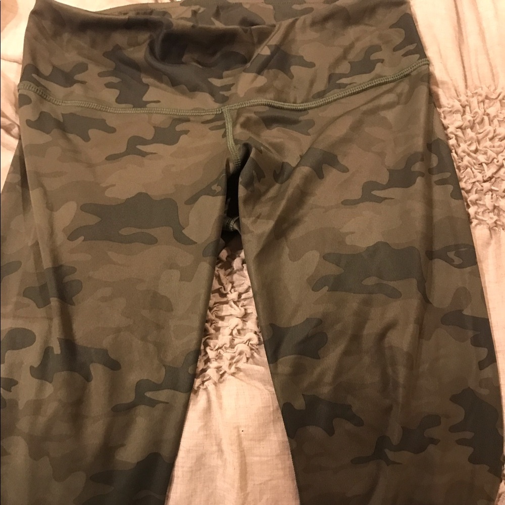 Lululemon luxtreme Camo wunder under crops size 6