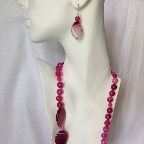SET GENUINE FUCHSIA AGATE NECKLACE AND EARRINGS. - Picture 1 of 6