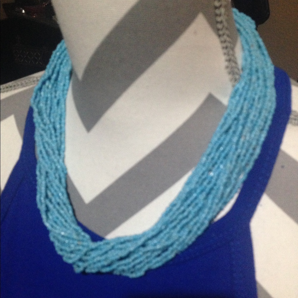 Gorgeous turquoise color beaded necklace !