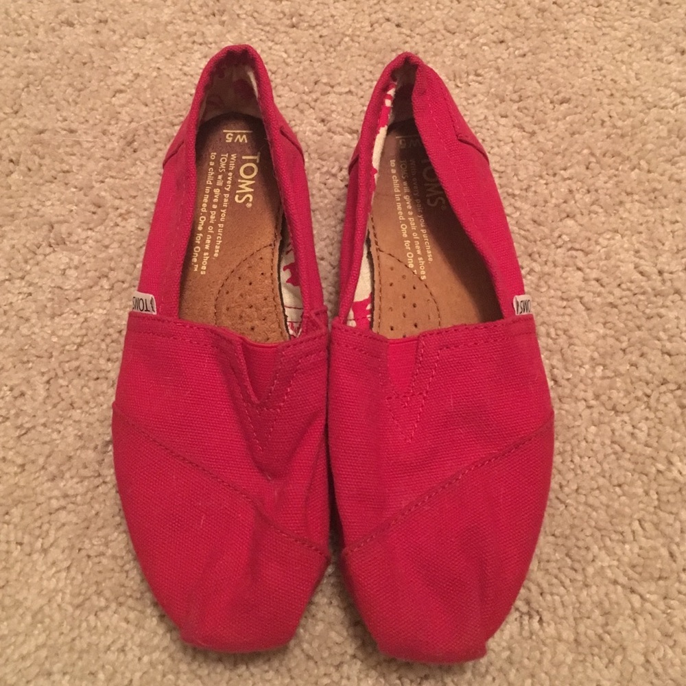Women's classic red Toms size 5